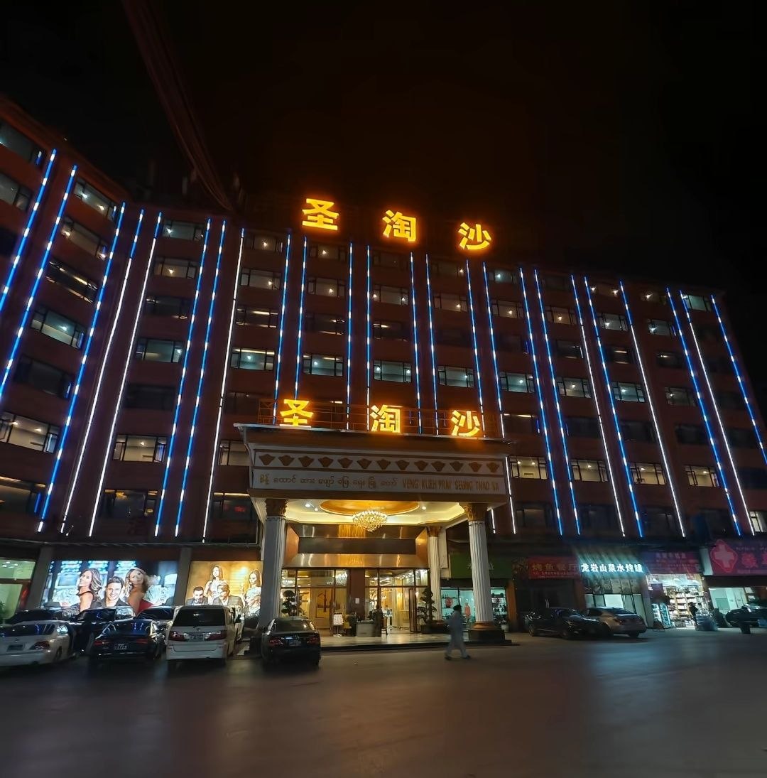华纳东方明珠全屏视觉 璀璨明珠之夜